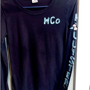 Vintage Hollister long sleeve shirt it is turquoise and black with logo on l arm